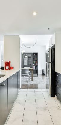 Grand Condo 4 1/2 Ste-Catherine - Photo 1