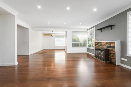 Fully Renovated Home in the Heart of Mount Waverley. - Photo 3