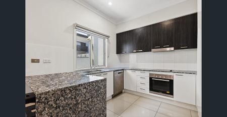 Modern Townhome - 3 Bedrooms all with Ensuites - Photo 5