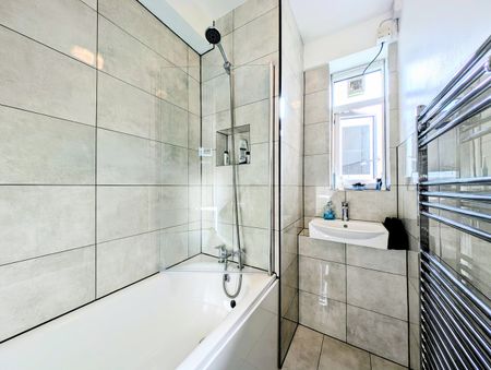 3 Bed Flat, Allenswood, SW19 - Photo 4