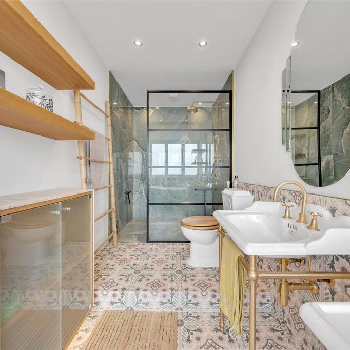 4 bedroom flat to rent - Photo 1