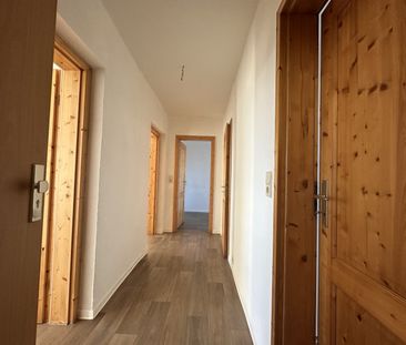 Lichtblick im Obergeschoss: traumhafte Aussicht & warmes Holzambiente - Photo 5