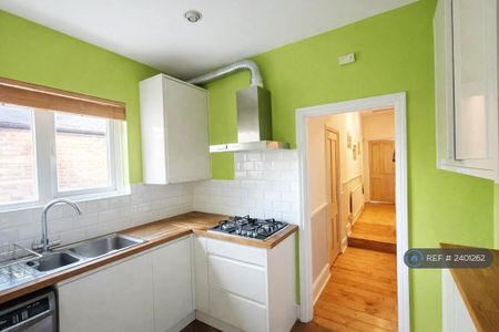 2 bedroom maisonette to rent - Photo 2