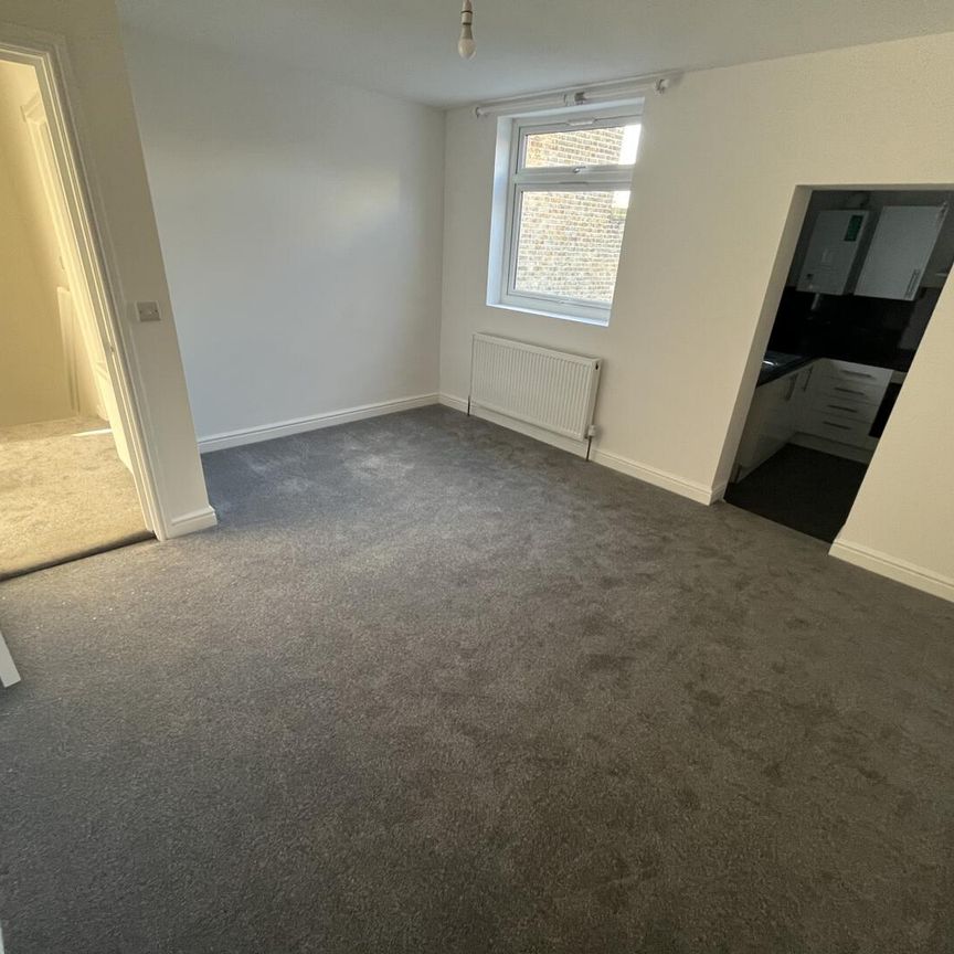 2 bedroom flat to let - Photo 1