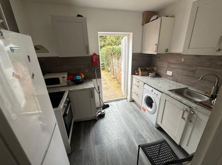 Terraced house to rent - Photo 3