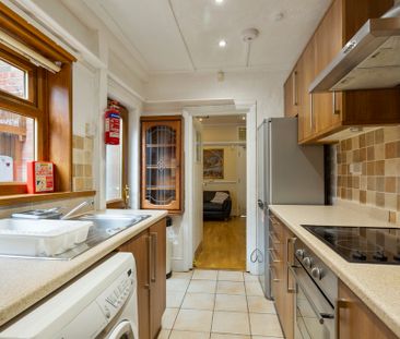 4 Bedroom Mid Terraced House - Photo 3