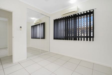 SPACIOUS & MODERN FAMILY HOME IN PRIME LYONS LOCATION - Photo 2
