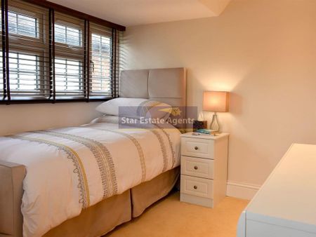 6 bedroom detached house to rent - Photo 2