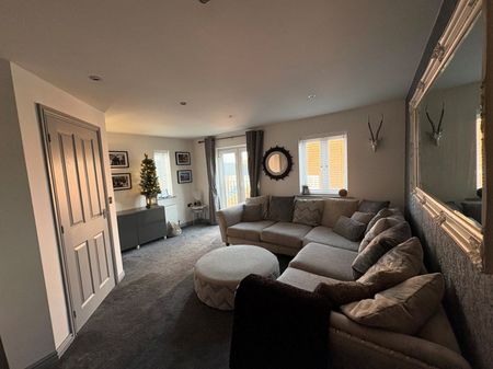 4 bedroom semi-detached house to rent - Photo 4