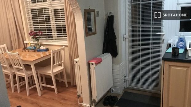 Room in 2-bedroom flat for rent in Finglas South, Dublin - Photo 1