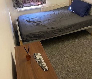 Room in a Shared House, Plashet Grove, E6 - Photo 1