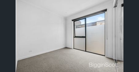 Charming 3-Bedroom Home with Garage in Port Melbourne - Photo 5