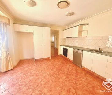 Comfortable 3 Bedroom Villa Within Gated Community - Photo 2