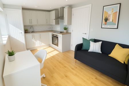 6 Bed Detached House, Pine Grove, BS7 - Photo 2