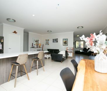 STUNNING FAMILY HOME - 4x2 + Pool - Photo 3