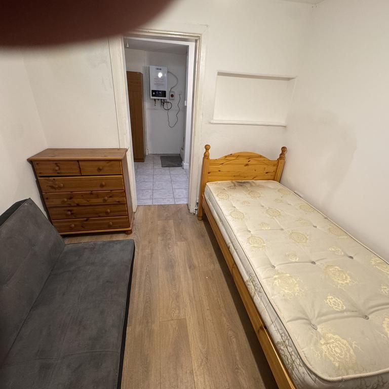 Studio to rent - Photo 1