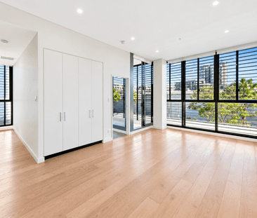 Stylish Two Bedroom Apartment with Study - Photo 2