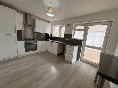 3 bedroom semi-detached house to rent - Photo 5