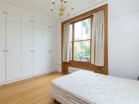 A beautifully presented first floor apartment within a well-kept period conversion moments from BBC Maida Vale studios and Paddington Recreational Ground. - Photo 5