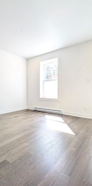 **Because You Deserve Renovated 4 1/2 w Parking, Metro Lasalle,Verdun** - Photo 1