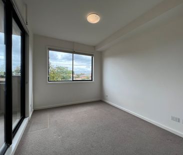 Modern One Bedroom Apartment - Photo 2