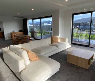 ROLLESTON - 4 BEDROOM, TRIPLE GARAGE, PET NEGOTIABLE - Photo 2