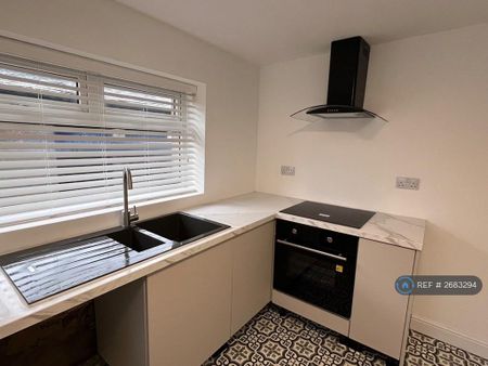 3 bedroom end of terrace house to rent - Photo 2