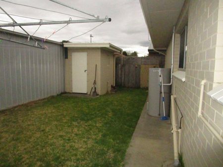 COMPACT 2 BEDROOM UNIT CLOSE TO BOWLS/TENNIS/SWIMMING POOL - Photo 3