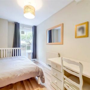 2 bedroom flat in London - Photo 2