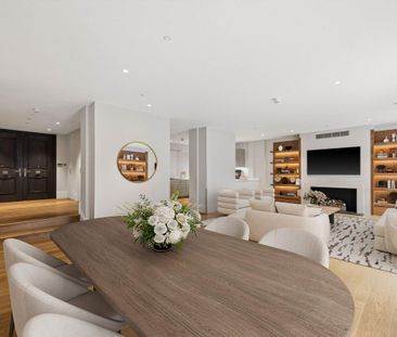 Beautiful three bedroom maisonette with a private landscaped garden, concierge, parking and residents' gym in a landmark Chelsea development. - Photo 4