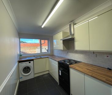 2 bedroom Mid Terraced House to let - Photo 5