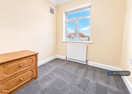 4 bedroom end of terrace house to rent - Photo 2