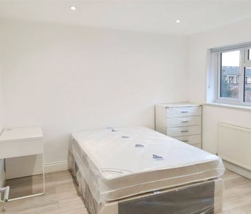 Corby Drive, Englefield Green, Egham, Surrey, TW20 0TR - Photo 1