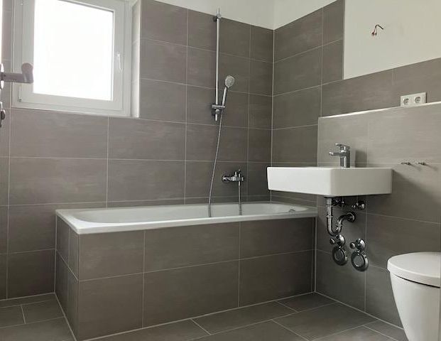 ++ Erstbezug nach Modernisierung + 4 Zimmer + EBK + Wannenbad + Gäste-WC + großzügiger Balkon ++ - Photo 1