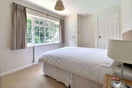 Old Avenue, West Byfleet, Surrey, KT14 - Photo 2