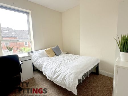 4 Bedroom Mid Terraced House - Photo 4