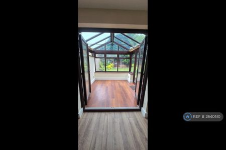 4 bedroom detached house to rent - Photo 4