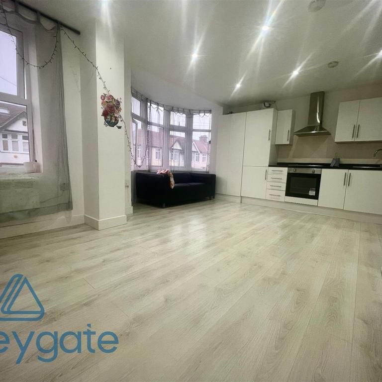 2 bedroom flat to rent - Photo 1