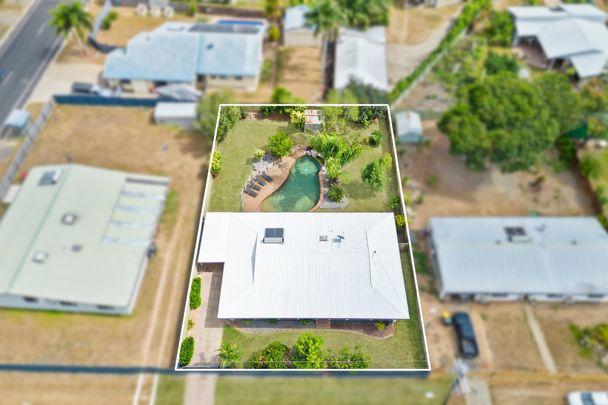 SPACIOUS FAMILY HOME WITH A POOL! - Photo 1