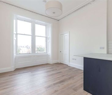 A bright and modern second floor two bedroom flat available on a pa... - Photo 1