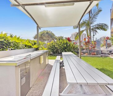 Fully Furnished Modern Luxe Top Floor Apartment with Ocean Views - Photo 2