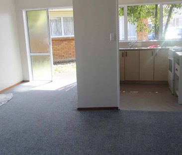 Spacious 2 bdrm house with a single secure garage - Photo 4