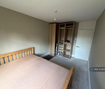 1 bedroom in a flat share to rent - Photo 3
