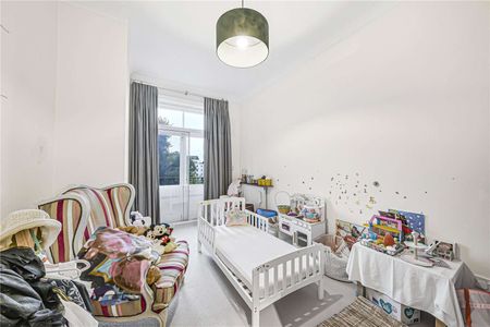 A contemporary three bedroom lateral apartment to rent in a desirable mansion block in Maida Vale. The property boasts a private balcony and communal gardens. - Photo 3