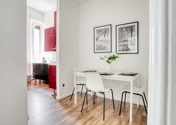 Large single room with balcony in Milan