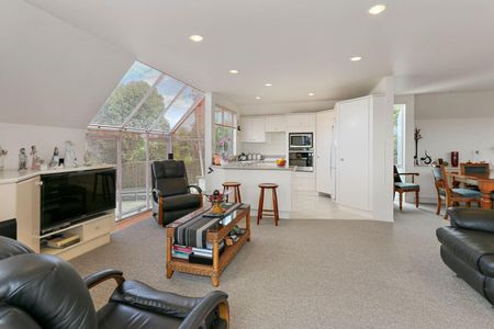 Spacious 3 Bedroom House - Photo 2