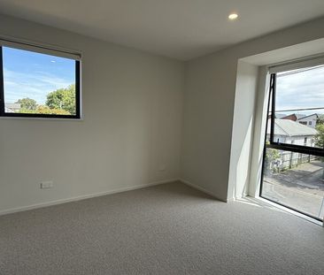 A spacious two bedroom townhouse with all the extras! - Photo 2
