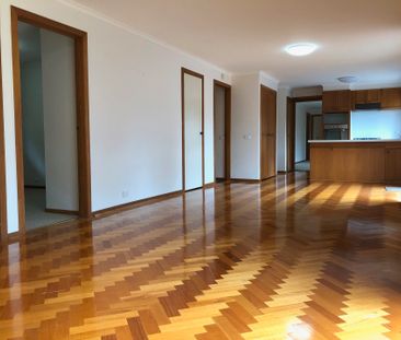 IMPRESSIVE FAMILY HOME - SINGLE LEVEL SPACE AND COMFORT - Photo 3