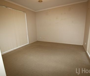 Impressive 3 bedroom ensuite townhouse with double garage - Photo 3