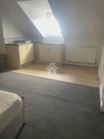 1 bedroom in a house share to rent - Photo 2